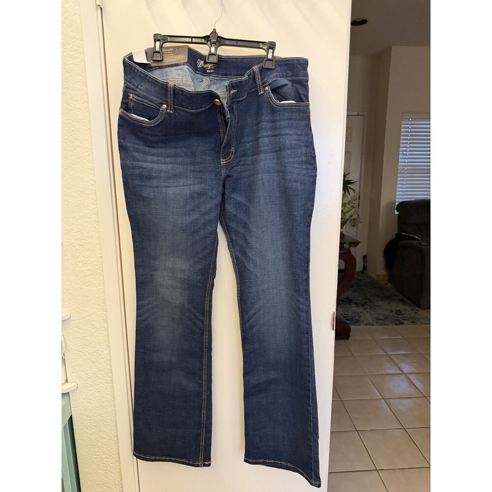 NWT Wrangler womens bootcut jeans in size 35/19*34
